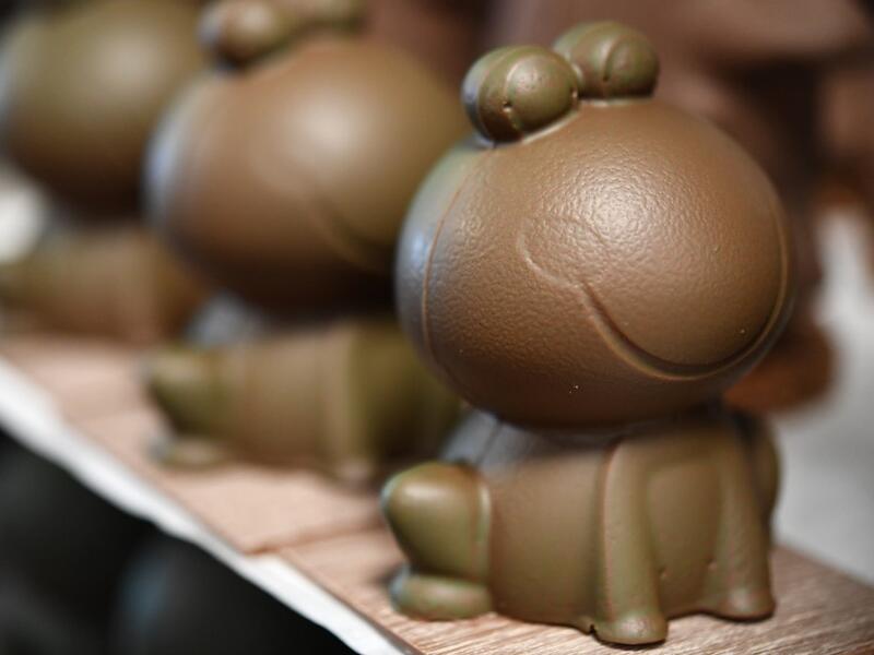Chocolate-shaped green frogs, stand on display in the workshop 'Atelier N° 5' in La Foret-Fouesnant, western France on April 7, 2020, ahead of the Christian Festival of Easter. Fred TANNEAU / AFP