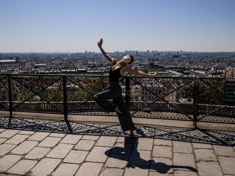 Syrian dancer and choreographer Yara al-Hasbani performs a dance on the empty Trocadero square in Paris on April 22, 2020. Sameer Al-DOUMY / AFP