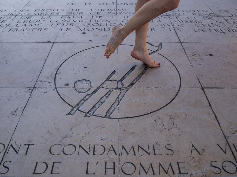 Syrian dancer and choreographer Yara al-Hasbani performs a dance on the empty Trocadero square in Paris on April 22, 2020. Sameer Al-DOUMY / AFP
