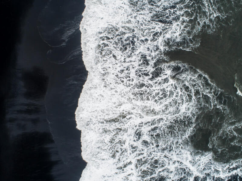 The black sand beach in Iceland. Sea aerial view and top view. Amazing nature, beautiful backgrounds and colors (Shutterstock)
