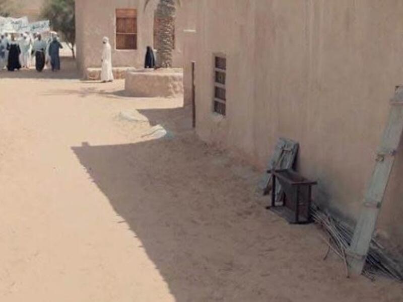 وقع خطأً فادحًا ضمن أحداث الحلقة الثانية من مسلسل "أم هارون" فيما يسمى بـ "الراكور" وهو ظهور أحد العمال المساعدين في المسلسل في جانب المشهد وراء النافذة بملابس عصرية، بينما تدور أحداث المشهد عام 1948م.