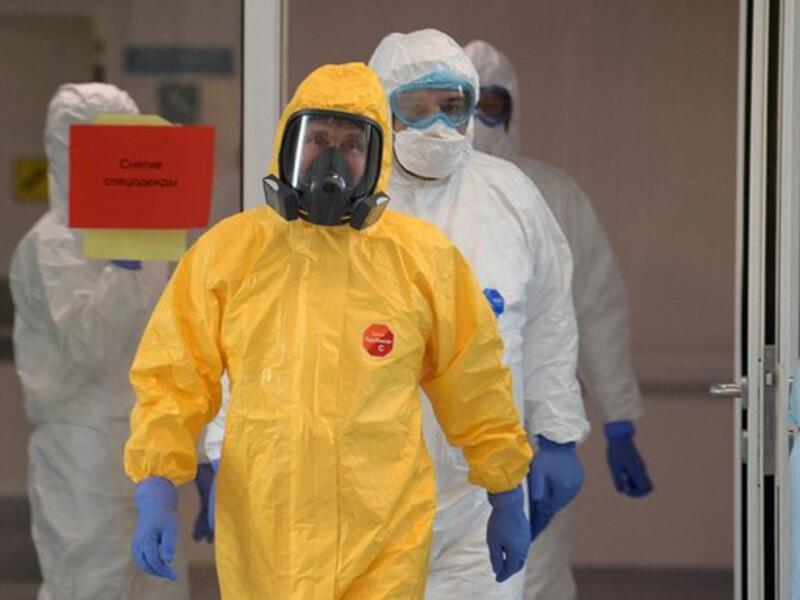 President Vladimir Putin donned a yellow protective suit to visit the top Moscow hospital treating coronavirus patients (Twitter)
