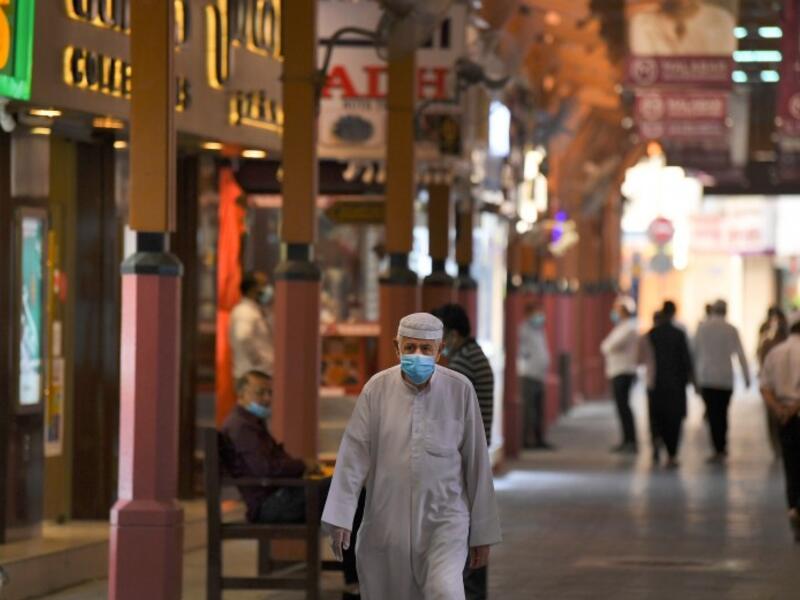 الإمارات: دعت إلى تجنب زيارة النساء الحوامل والأطفال والأشخاص الأكثر عرضة للإصابة بالعدوى وتجنب الخروج إلى الأماكن العامة. كما دعت إلى الامتناع عن توزيع العيدية على الأطفال أو حتى صرفها من المصارف وتداولها بين الأفراد خلال هذه الفترة، واستخدام البدائل الإلكترونية لذلك.
