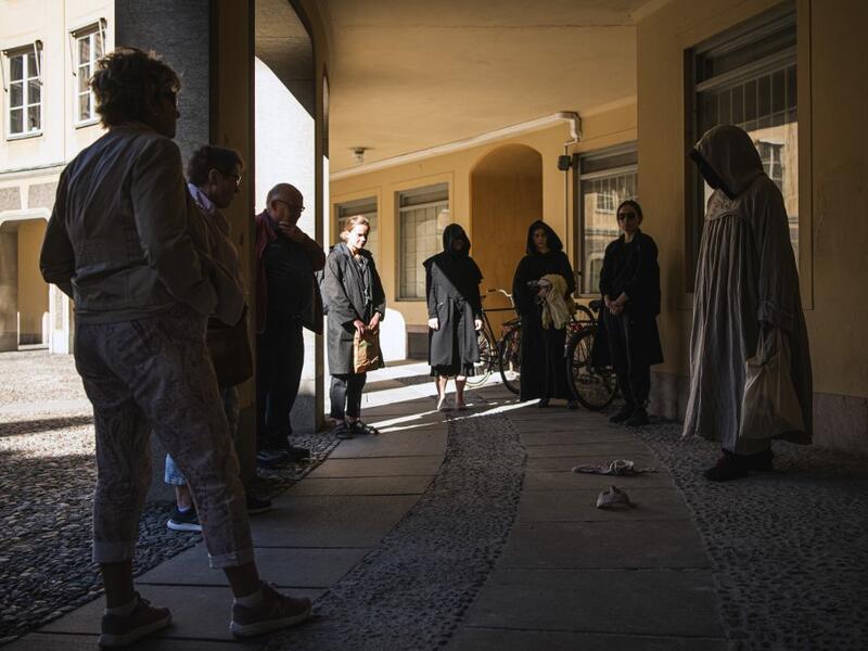 Tour guide Mike Anderson takes visitors on May 30 ,2020 on a 'plague walk', taking them around sites in Stockholm's old town related to pandemics of the plague in the 14th and 18th century, and an outbreak of cholera that hit the city in the mid-19th century. Jonathan NACKSTRAND / AFP