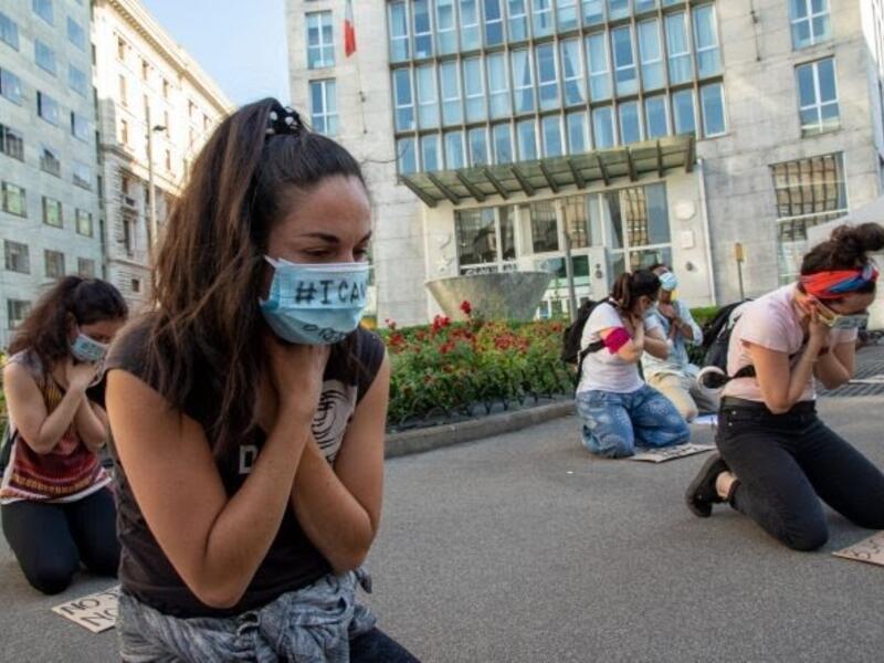 Flashmob of protest against the killing of George Floyd in front of the consulate of United States of America on May 28, 2020 in Milan, Italy (Twitter)