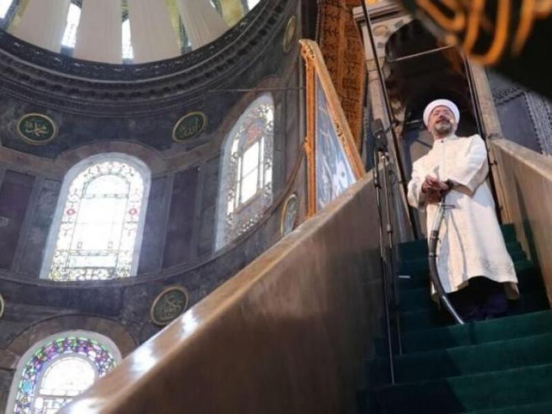 سيف أرباش: اعتلى وزير الشؤون الدينية التركي علي أرباش منبر آيا صوفيا حاملًا سيفًا بيده احياء لتقليد قديم يعود إلى السلطان محمد الفاتح، إذ دأب على تعليق رايتين على منبر المسجد ووضع سيف على جانب المدخل الأيمن للمنبر عند غزو أماكن جديدة. 