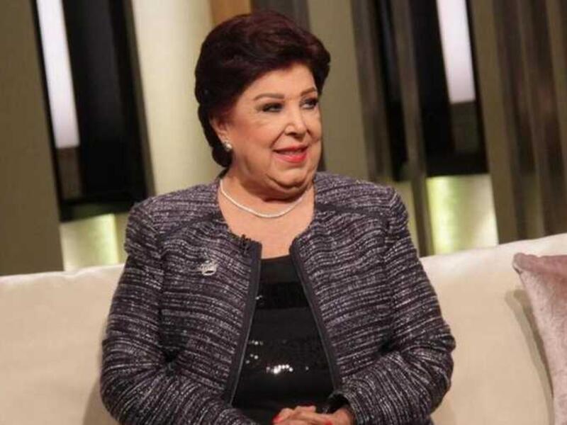 الصور الأولى من جنازة رجاء الجداوي..وشكل التابوت يثير إستغراب الجمهور!