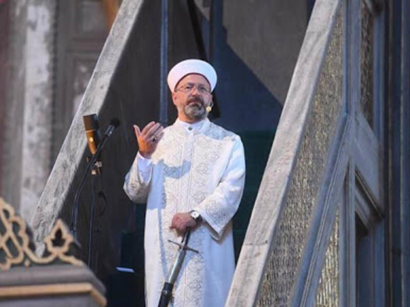 وجرت العادة بأن يرفع الخطيب السيف بيده اليمنى في حالة الترهيب بينما يمسكه بيده اليسرى إذا أراد بعث رسائل طمأنة.