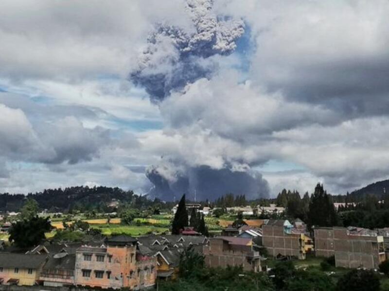 Flight alert issued as Mount Sinabung erupts in Indonesia (Twitter)