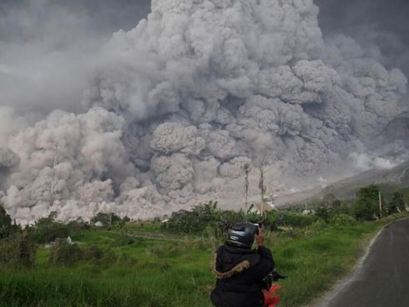 Mount Sinabung spews thick ash and smoke into the sky in Karo, North Sumatra  (Twitter)