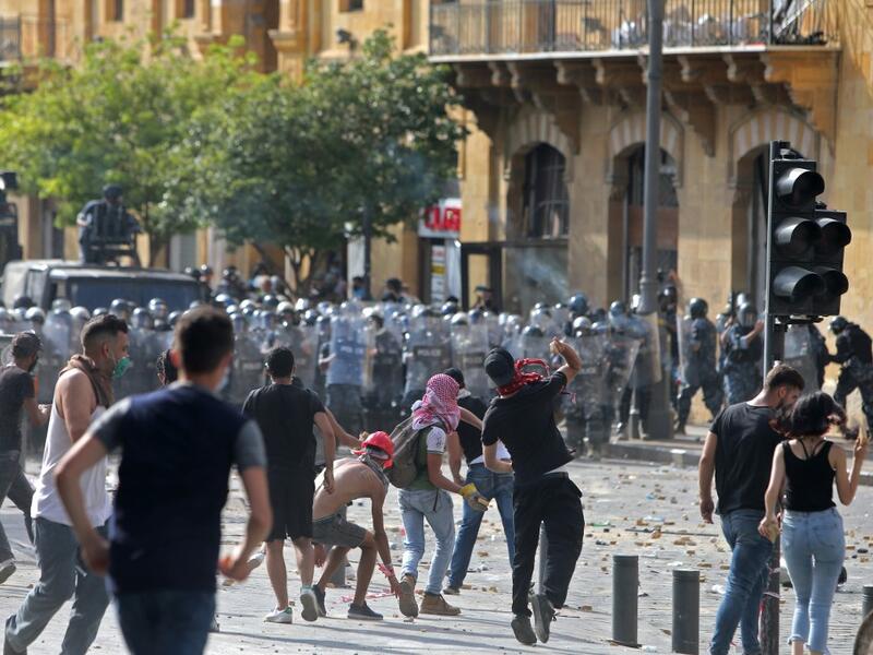 Lebanese protesters hurl rocks towards security forces during clashes in downtown Beirut on August 8, 2020, following a demonstration against a political leadership they blame for a monster explosion that killed more than 150 people and disfigured the capital Beirut. STR / AFP