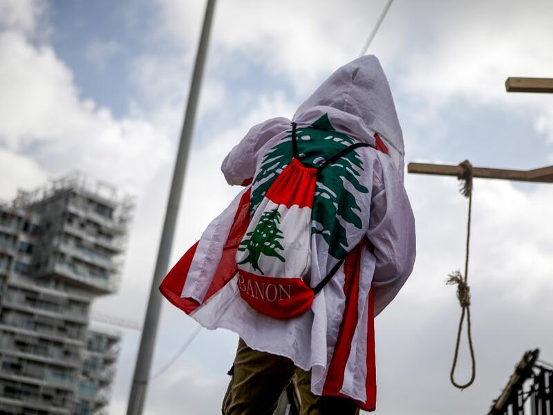 A Lebanese protester hangs a gallows in downtown Beirut on August 8, 2020, following a demonstration against a political leadership they blame for a monster explosion that killed more than 150 people and disfigured the capital Beirut. PATRICK BAZ / AFP