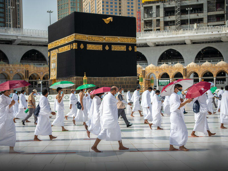 وبعد أن فرغ الحاج من رمي جمرة "العقبة الكبرى" يشرع له أن يقوم بذبح الهَدي، وهي الإبل أو البقر أو الغنم، بالنسبة للحاج المتمتع والقارن فقط، ثم يحلق شعره أو يقصره، ويتحلل التحلل الأول من الإحرام، ويتوجه بعدها إلى مكة لأداء طواف الإفاضة.