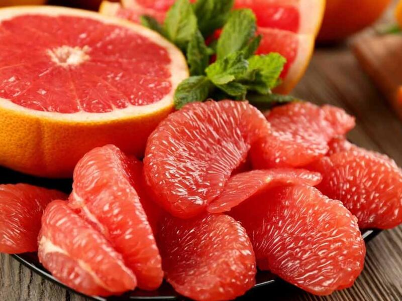 - يساهم تناول الجريب فروت في تعزيز الهضم وصحة الجهاز الهضمي