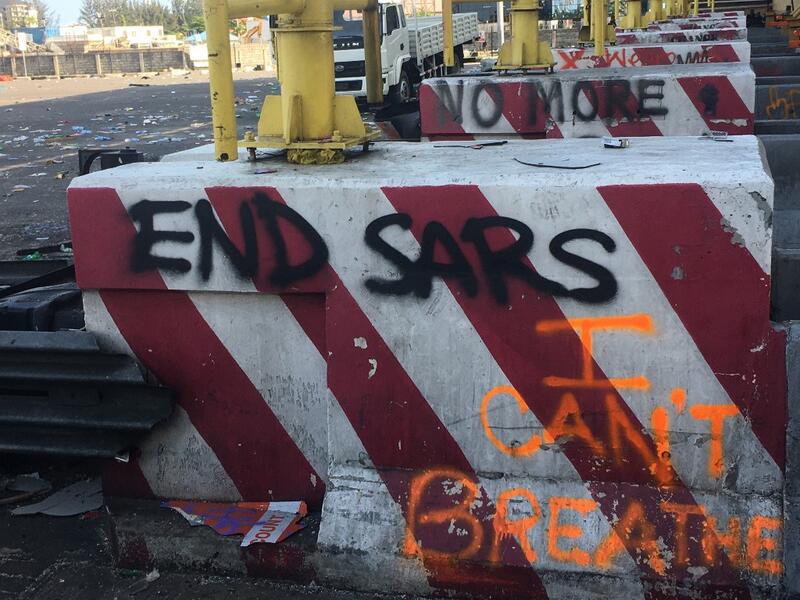A general view of a deserted toll-gate after10 days of occupation by protesters in Nigeria on October 21, 2020, after the security forces opened fire on a peaceful sit-in protest on October 20, 2020 in which Amnesty International said several people were killed. Witnesses said gunmen opened fire on a crowd of over 1,000 people on the evening of October 20, 2020, to disperse them after a curfew was imposed to end spiraling protests over police brutality and deep-rooted social grievances. SOPHIE BOUILLON / AF