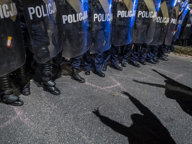 Protestors face off with riot police guarding the house of Jaroslaw Kaczynski, leader of Poland's ruling Law and Justice party (PIS) during a demonstration against a decision by the Constitutional Court on abortion law restriction,in Warsaw on October 23, 2020. Wojtek RADWANSKI / AFP