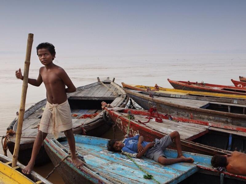 Saudi Photographer Hesham Alhumaid: Fisherman Child - Varanasi - India. (Instagram/@hesh4m)