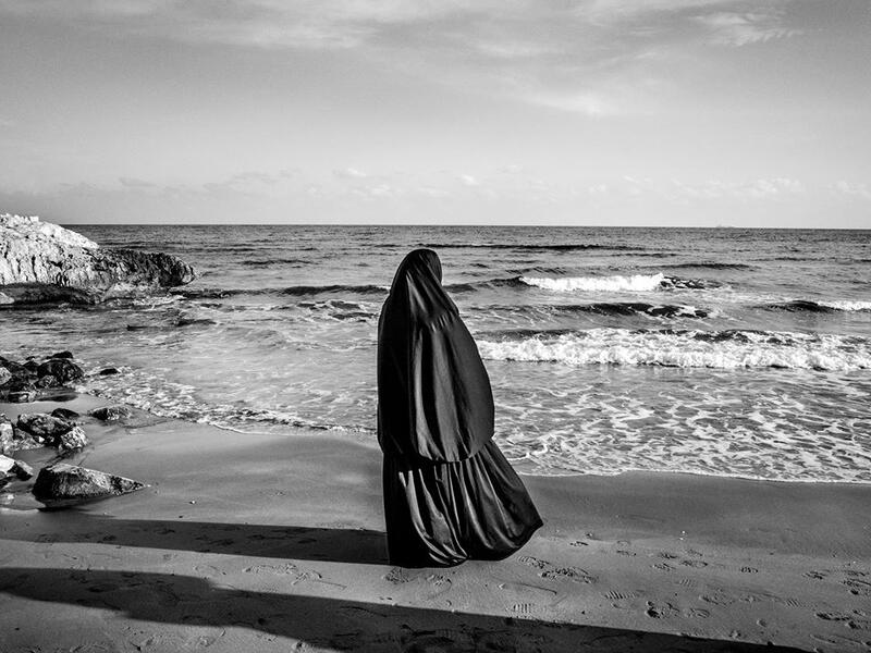 A Syrian woman looks at the sea near Mersin, on the Western coast of Turkey, on 29 January 2015.⁣ From ‘The Dream’ by Fabio Bucciarelli (@fabio_bucciarelli).⁣ (Instagram)
