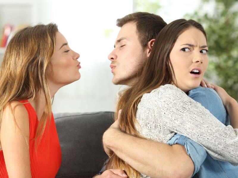 المواعدة المزدوجة! ولماذا يجب أن لا تخاطر بعلاقاتك؟