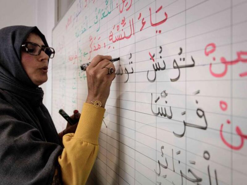 في السنوات الأخيرة، منع رؤساء بلديات مدراس فرنسية من تدريس اللغتين العربية والتركية وجرت محاولات وصممها  بالإرهاب.