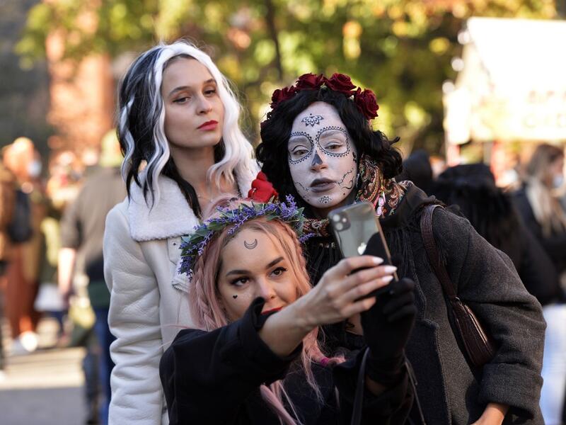 Costumed revelers take a selfi on Halloween in Salem, Massachusetts on October 31, 2020. Salem canceled all official Halloween events and called for the city wide shutdown of all businesses at 20h00EDT (24H00GMT) in an effort to control the spread of Covid-19 and detour tourist from visiting Salem, a favorite of Halloween fans. Joseph Prezioso / AFP