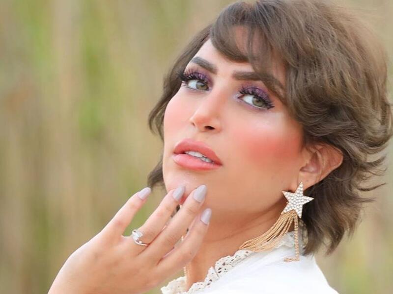 الدكتورة خلود "أخذوا من غضاريف أذني عشان يعدلون أنفي"..وتطل على الجمهور بوجه منتفخ ومُزرق!