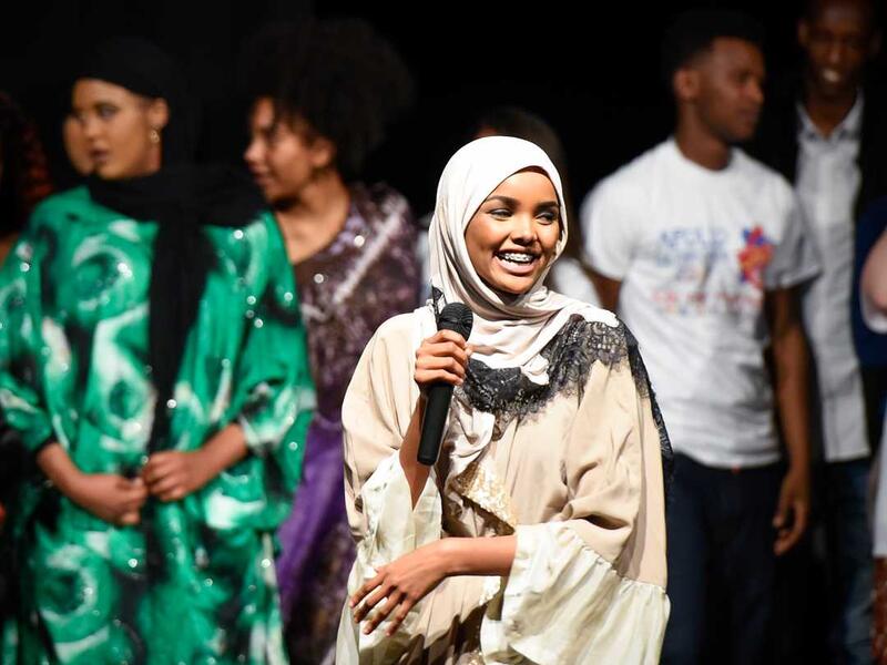 في جامعة سانت كلاود الحكومية، شاركت في مسابقة ملكة جمال مينيسوتا بالولايات المتحدة لأنها توفر فرصة منحة دراسية، وعلى الرغم من ارتدائها الحجاب، وصلت إلى الدور نصف النهائي وأصبحت هذه المنافسة نقطة تحول في حياتها.