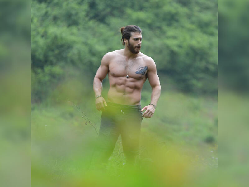 Can Yaman topless