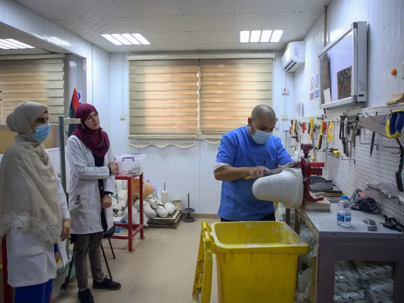 A national centre for prostheses, being established in Misrata, already has a patient waiting list of more than 3,000 amputees, and its director hopes to be able in 5 years "to provide prostheses to all amputees in Libya". Mahmud TURKIA / AFP