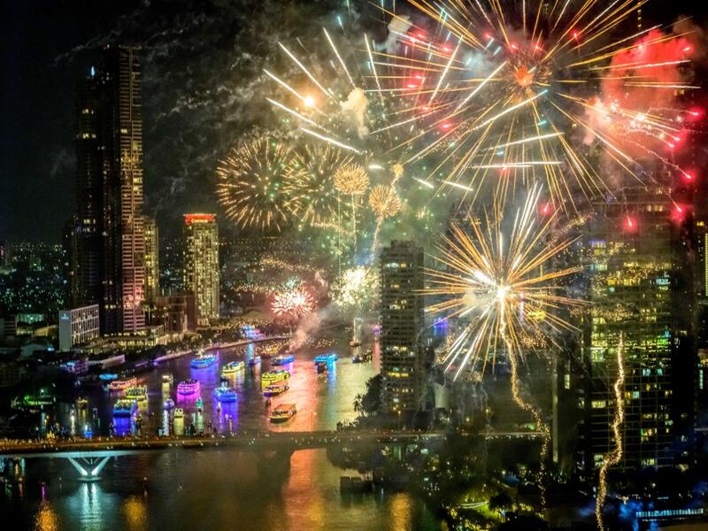 New Year's Eve fireworks erupt over the Chao Phraya river during the fireworks show in Bangkok on January 1, 2021. Mladen ANTONOV / AFP