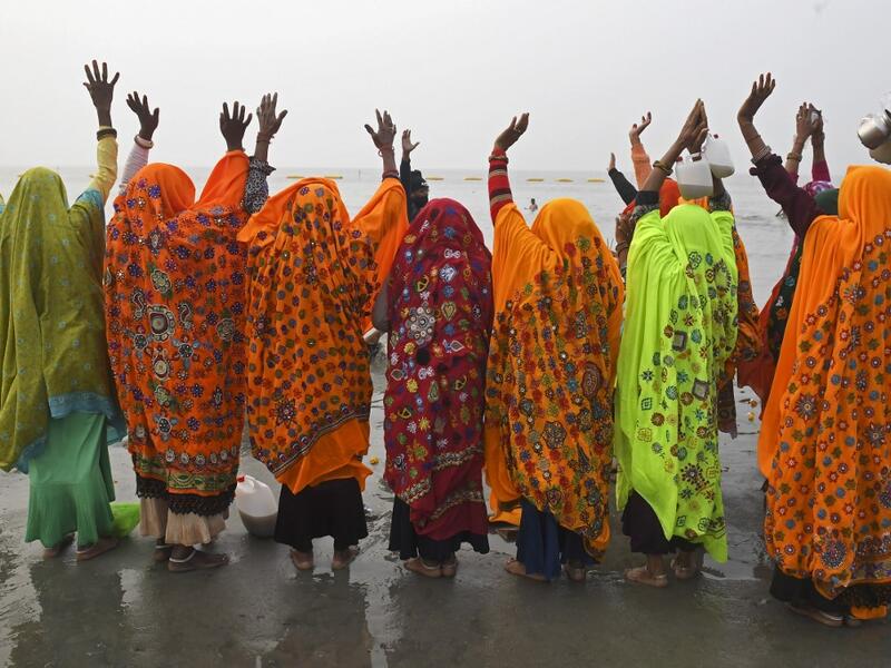 Hindu pilgrims pray after taking a holy dip at the confluence of Ganges and the Bay of Bengal during the Gangasagar Mela on the occasion of Makar Sankranti, a day considered to be of great religious significance in Hindu mythology, at Sagar Island, around 150 kms south of Kolkata on January 14, 2021. Dibyangshu SARKAR / AFP