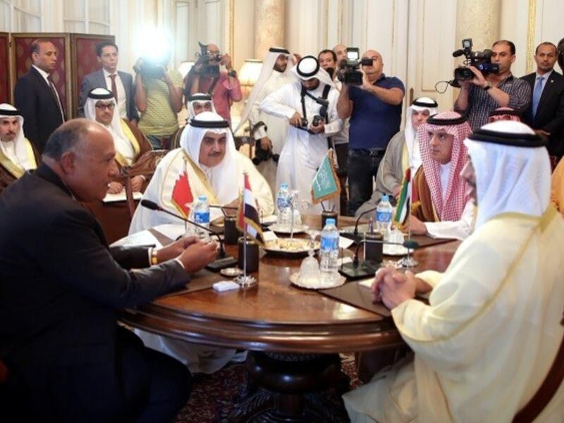 عزل قطر: أحدث خلاف بدأ في يونيو 2017 عندما فرضت السعودية والمارات والبحرين ومصر حصارًا على قطر بدعوى دعم الارهاب وهو ما نفته الدوحة بشدة قبل نهاية 2020 حين أخذ الحديث منحى رسميًا يؤكد المصالحة في قمة العُلا.