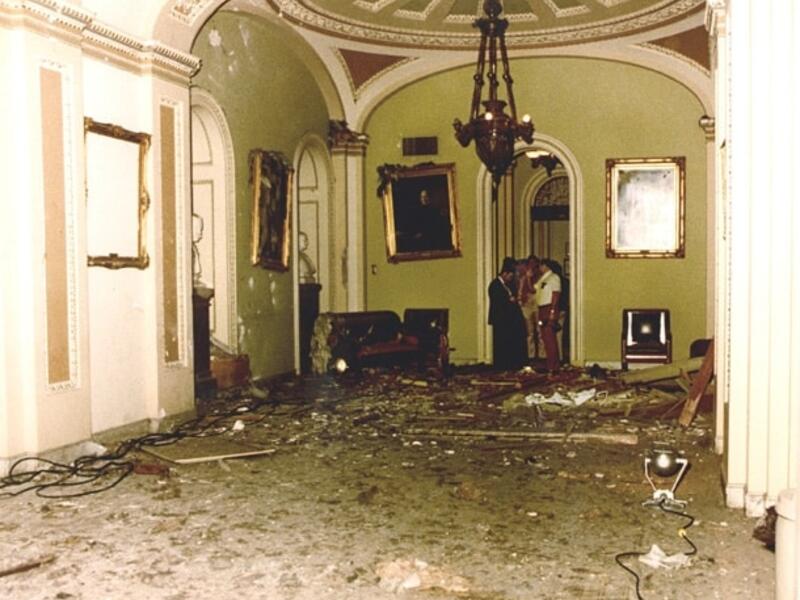 1983: انفجرت قنبلة مخبأة تحت مقعد خارج قاعة مجلس الشيوخ فتسببت في نسف مفصلات باب يفضي إلى مكتب "روبرت بيرد" زعيم الديمقراطيين آنذاك ولم يصب أحد بسوء. وقالت جماعة يسارية متطرفة إنها نفذت التفجير ردًا على التورط العسكري الأمريكي في لبنان وجرينادا.