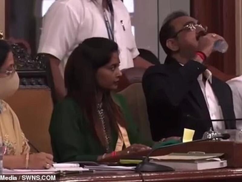 مسؤول هندي يشرب معقمًا لليدين عن طريق الخطأ