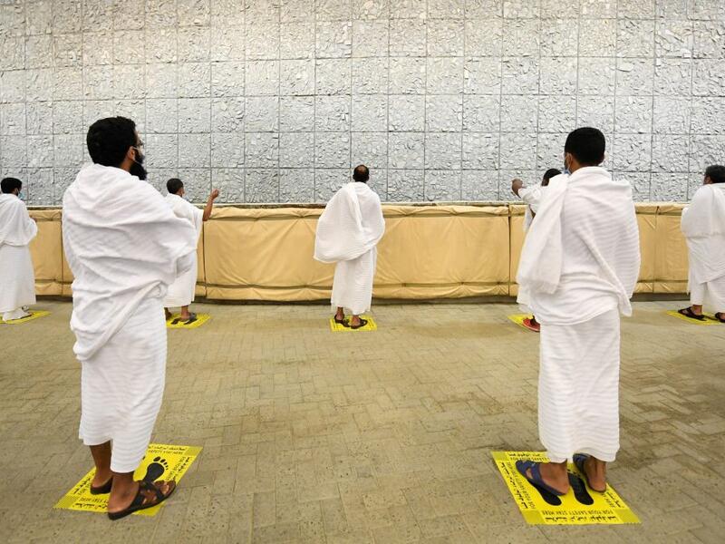 التباعد داخل السكن عند المبيت بمسافة متر ونصف بين الحجاج.