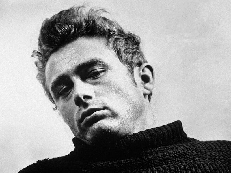 في عام 1955: توفي نجم هوليوود "جيمس دين" (24 عامًا) عندما كان يقود سيارته البورش واصطدم بسيارة أخرى وجهًا لوجه.