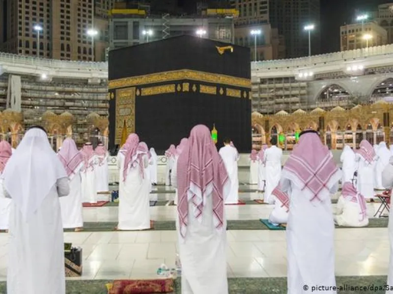 السعودية: أعلنت السعودية عن إقامة صلاة تراويح شهر رمضان هذا العام في المسجدين الحرام والنبوي مع تعليق موائد الإفطار الجماعي والاعتكاف.