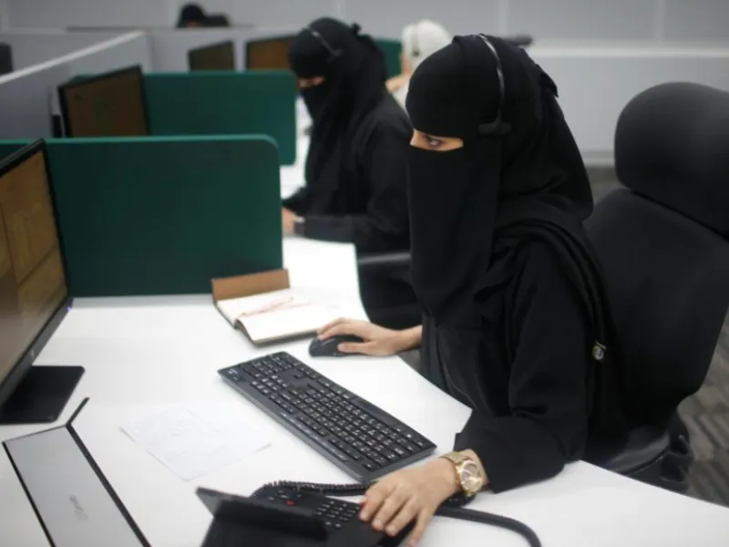 33.2 % مشاركة المرأة السعودية في القوى العاملة: استحداث وظائف للمستقبل ودعم الابتكار، وزادت مشاركة المرأة السعودية في القوى العاملة لتصل إلى 33.2 % عام 2020م بعد أن كانت 19.4 % في عام 2017م.
