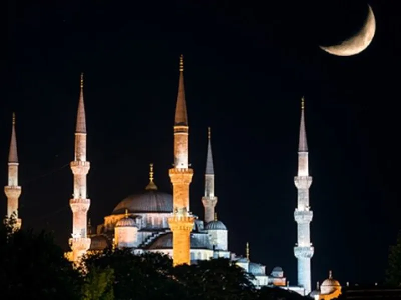 تركيا: تطلق النساء الزغاريد عند ثبوت رؤية هلال رمضان، خاصة في البيوت التي ما زال فيها كبار السن، وتنثر العطور والمسك والعنبر وماء الورد على أعتاب البيوت والمساجد والحدائق، طيلة أيام الشهر.