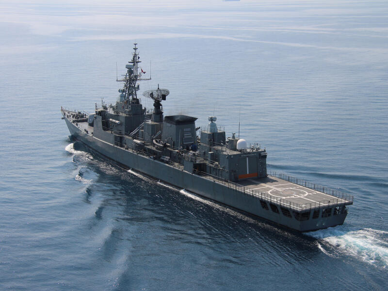 US army fire warning shots against Iranian vessels