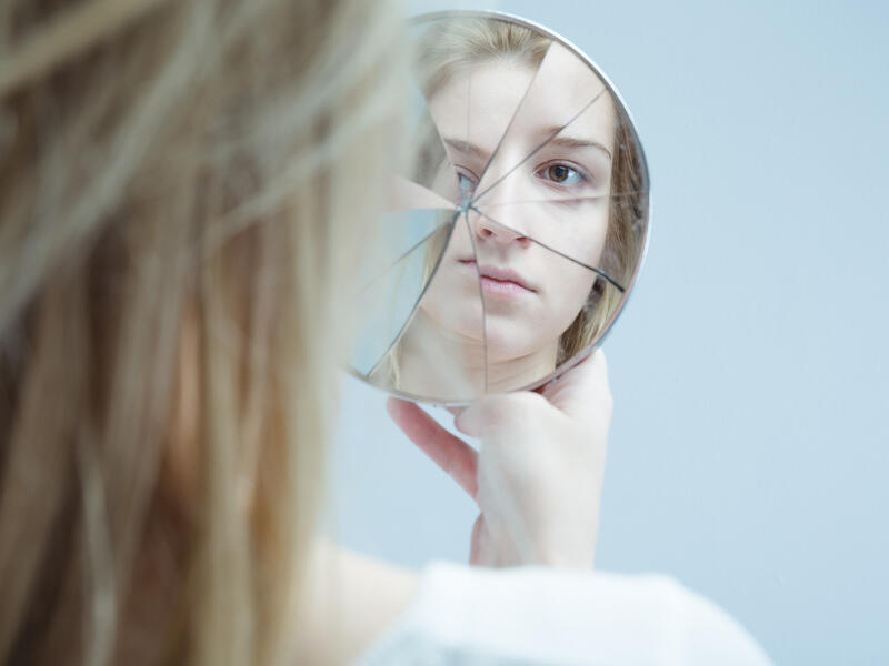 A crack in the mirror 