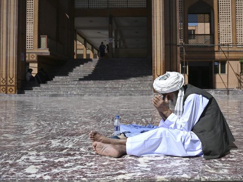 A three-day ceasefire deal between Afghan government and Taliban ends.