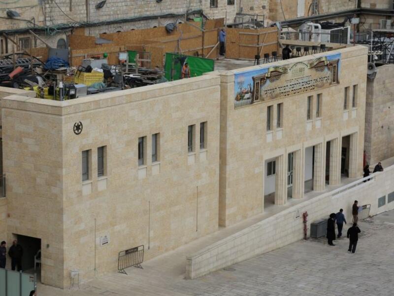 مشروع "بيت شتراوس": يشمل بناء مدرسة دينية، وكنيسًا يهوديًّا، ومركزًا متقدمًا لعمليات الشرطة، وقاعة لشرح المزاعم والروايات التلمودية، وقاعة استقبال كبيرة، وعشرات الحمّامات العامة، وغرف تشغيل وصيانة ويبعد 50 مترًا عن سور الأقصى الغربي.