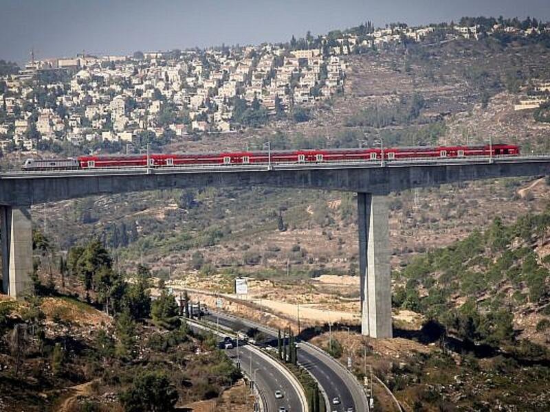 القطار السريع: أدخله ضمن مشاريع تهويد محيط المسجد الأقصى في 2019 ليربط بين تل أبيب والقدس المحتلة، ويصل المسار إلى سور المسجد الأقصى الغربي (ما يسمى "حائط المبكى")، ويشمل مسار القطار شريطًا يمتد تحت عشرات المنازل في حي وادي حلوة في سلوان.