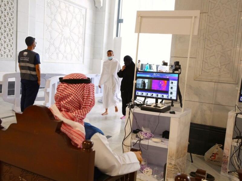 فحص المعتمرين والزائرين حراريًا بالمسجد الحرام