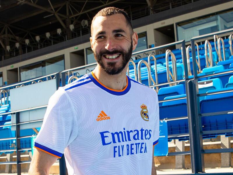 بنزيمة يعرض قميص ريال مدريد الجديد