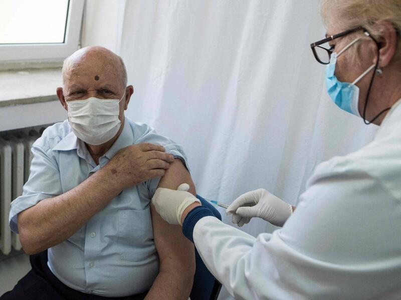 صربيا: قرر الرئيس الصربي ألكسندر فوتيتش منح كل شخص أخذ اللقاح 30 دولارًا.