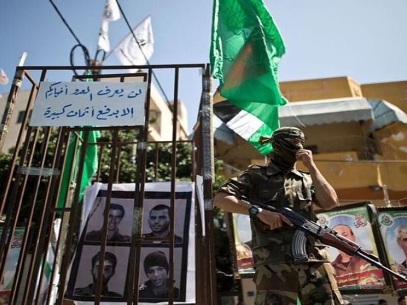 وأشاروا الى أن الأسير اليهودي سيقابله 4 سجناء فلسطيين، لذا يجري التفاوض للإفراج عن 4444 أسير فلسطيني في سجون الاحتلال الإسرائيلي.