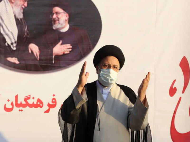 لم يكتف رئيسي بالتحصيل الديني، فواصل أيضًا دراسته الأكاديمية الجامعية في جامعة الشهيد مطهري، حتى نال درجة الماجستير في الحقوق الدولية، ودرجة الدكتوراه في فرع "الفقه والمبادئ قسم الحقوق الخاصة"، ثم بدأ بإلقاء الدروس في الوسطين الحوزوي والجامعي.