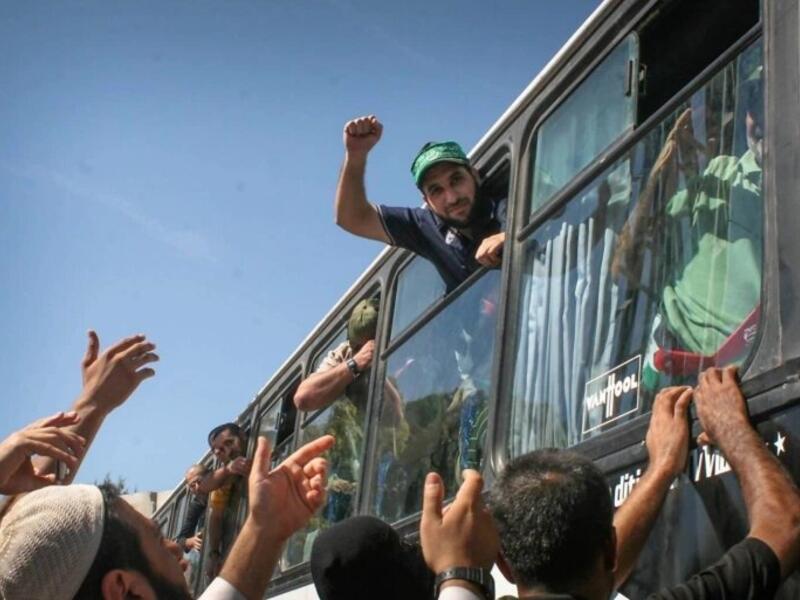 صفقة تبادل أسرى: ذكر قسم كبير من رواد مواقع التواصل الاجتماعي بأن الرقم 1111 هو عدد الأسرى اليهود الذي يتم التفاوض مع الجانب الإسرائيلي.